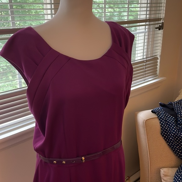 Elegant purple dress with belt - Picture 2 of 3